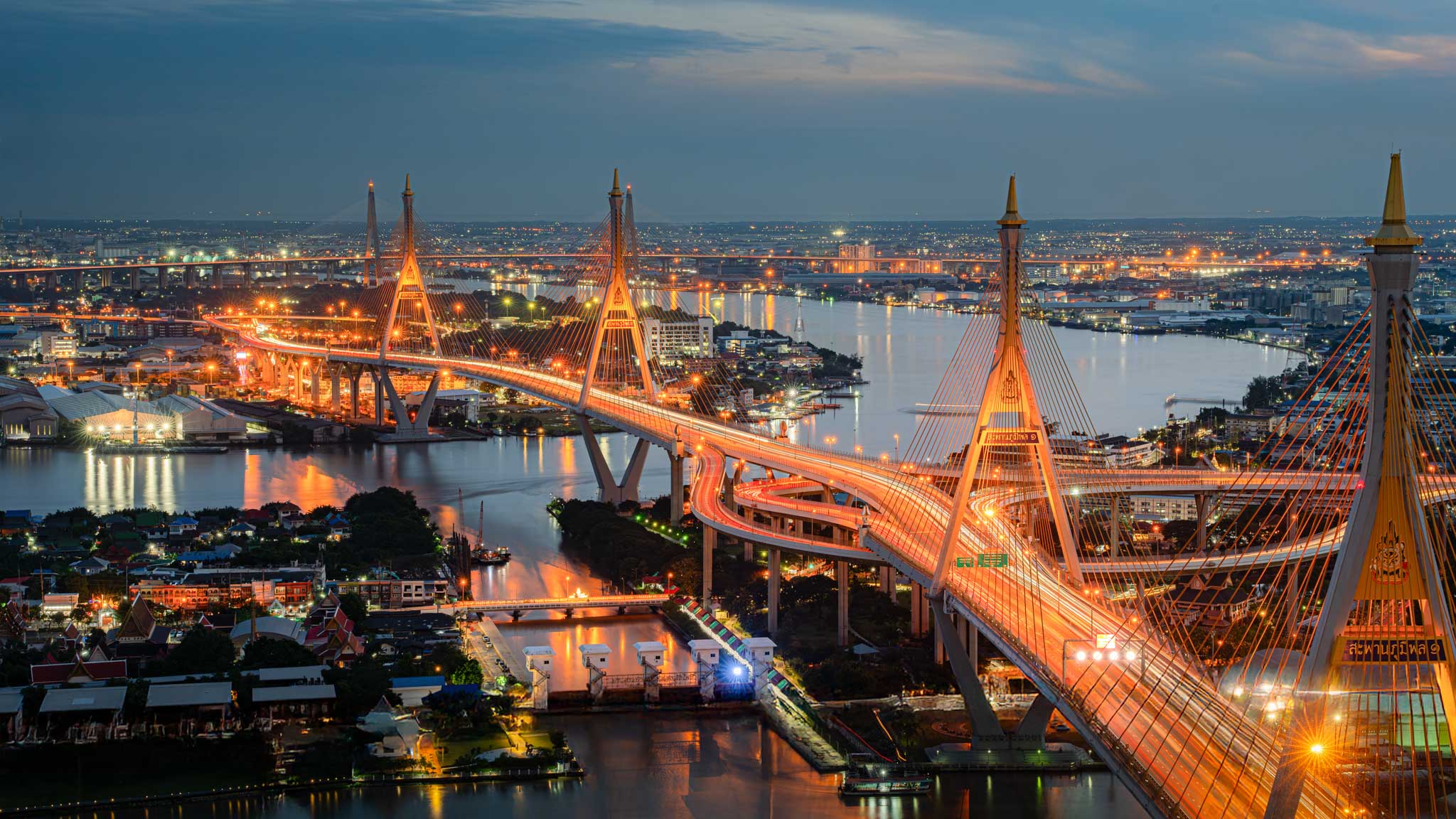 Quick Photo Study: Bhumibol Bridge, The Father that illuminates at Night